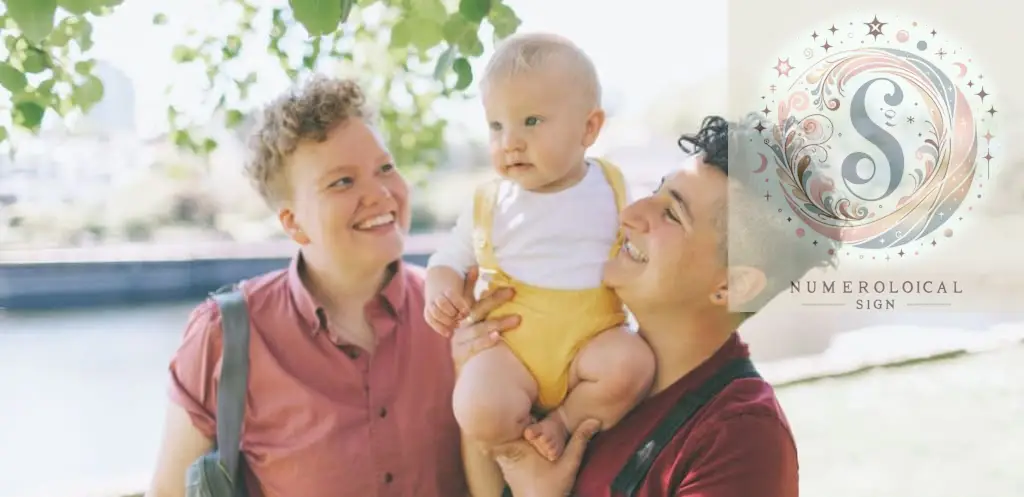 Heureux couple avec leur bébé au parc